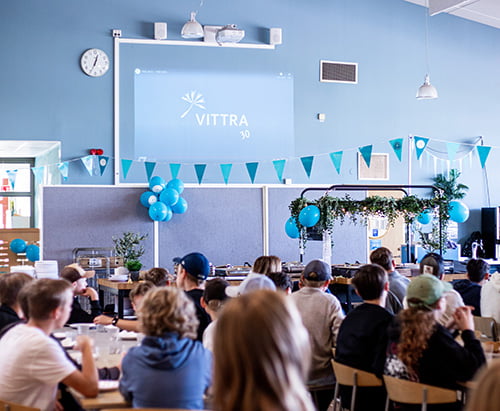 Evenemang för Vittra 30 år på skolan, elever sitter i matsalen