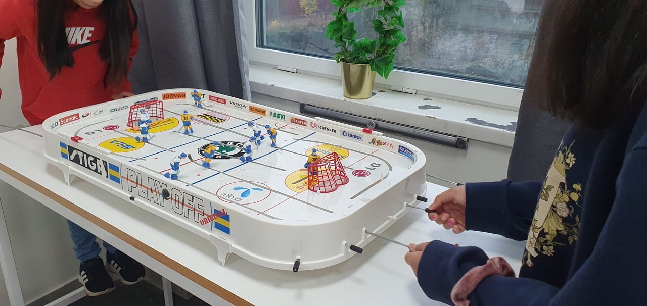 Elever spelar hockeyspel