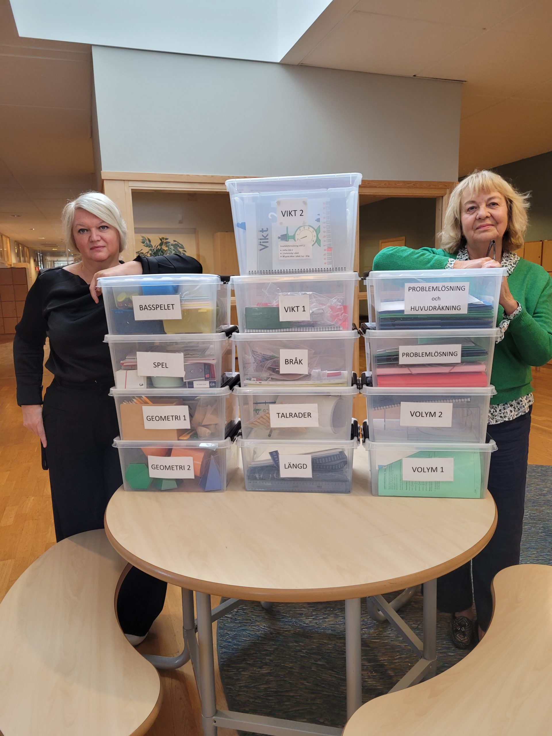 Amela och Inger vid matematekets alla mattelådor