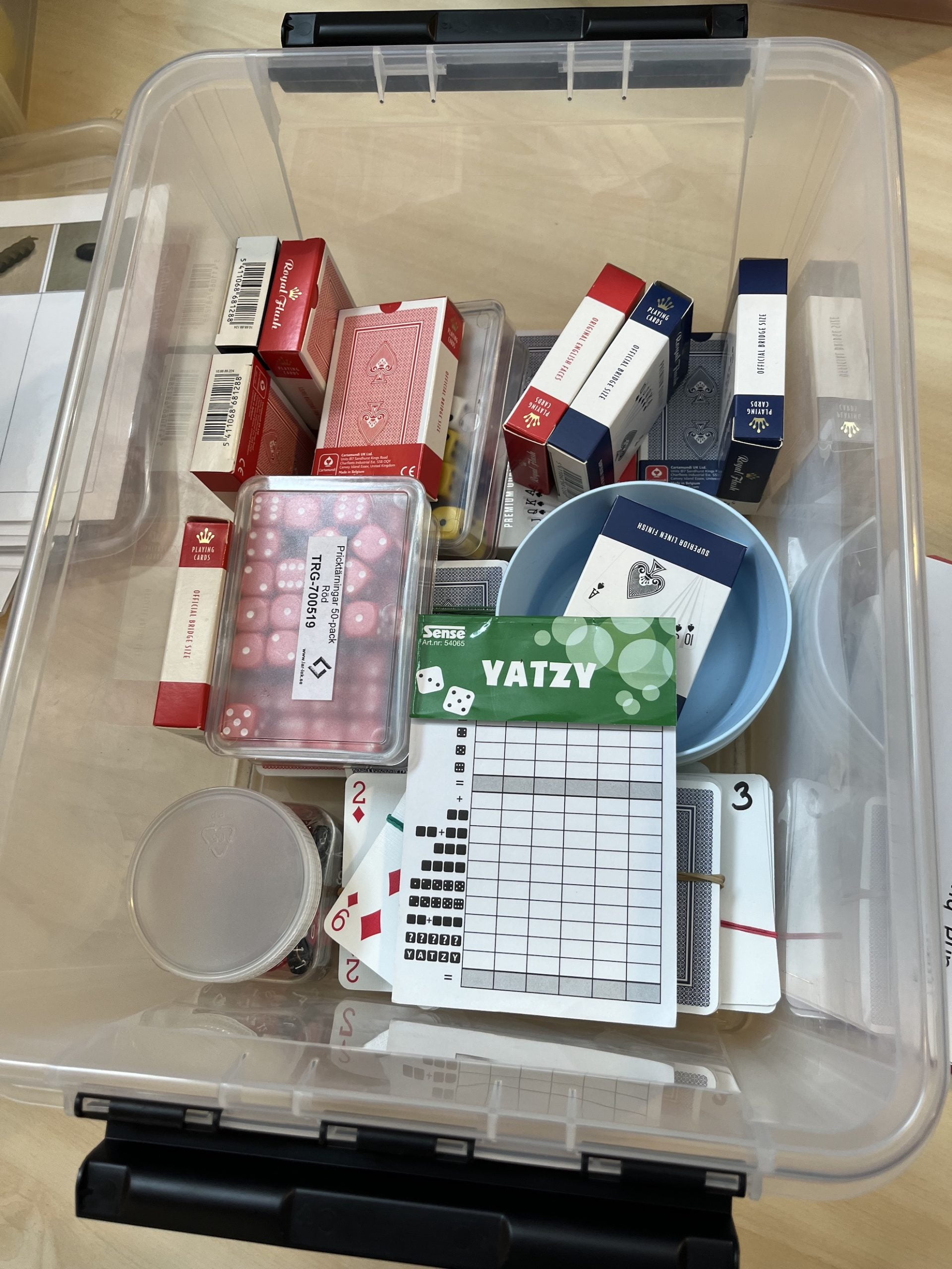 Mattelåda med bland annat yatzy
