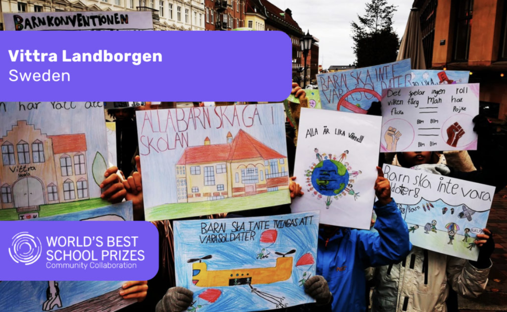 Elever på Vittra Landborgen håller upp teckningar om barnkonventionen som de ritat.
