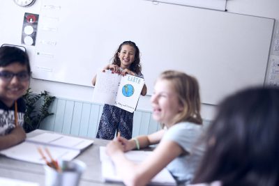 En elev på Vittra presenterar ett skolarbete för sin klass.