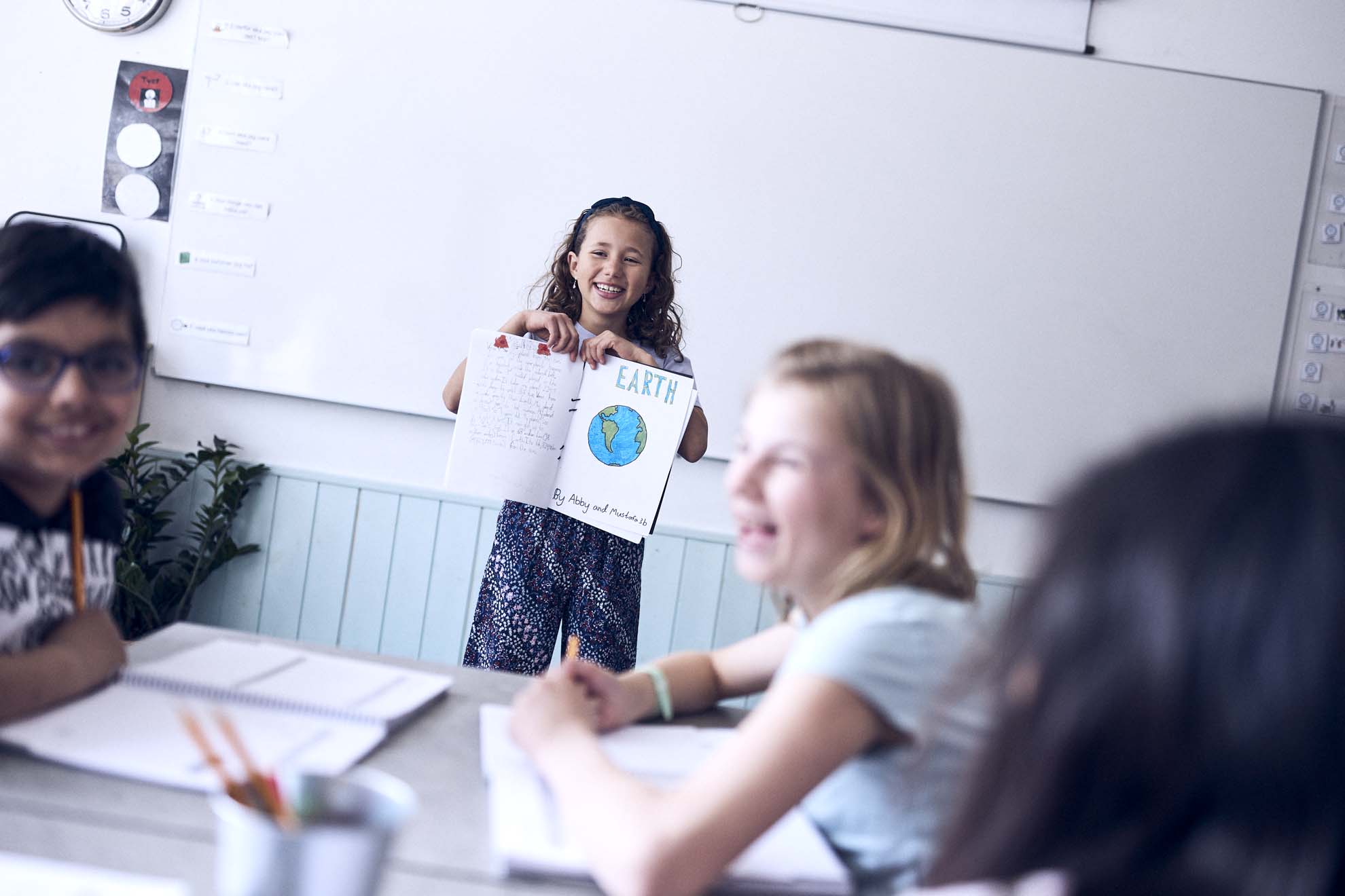 En elev på Vittra presenterar ett skolarbete för sin klass.