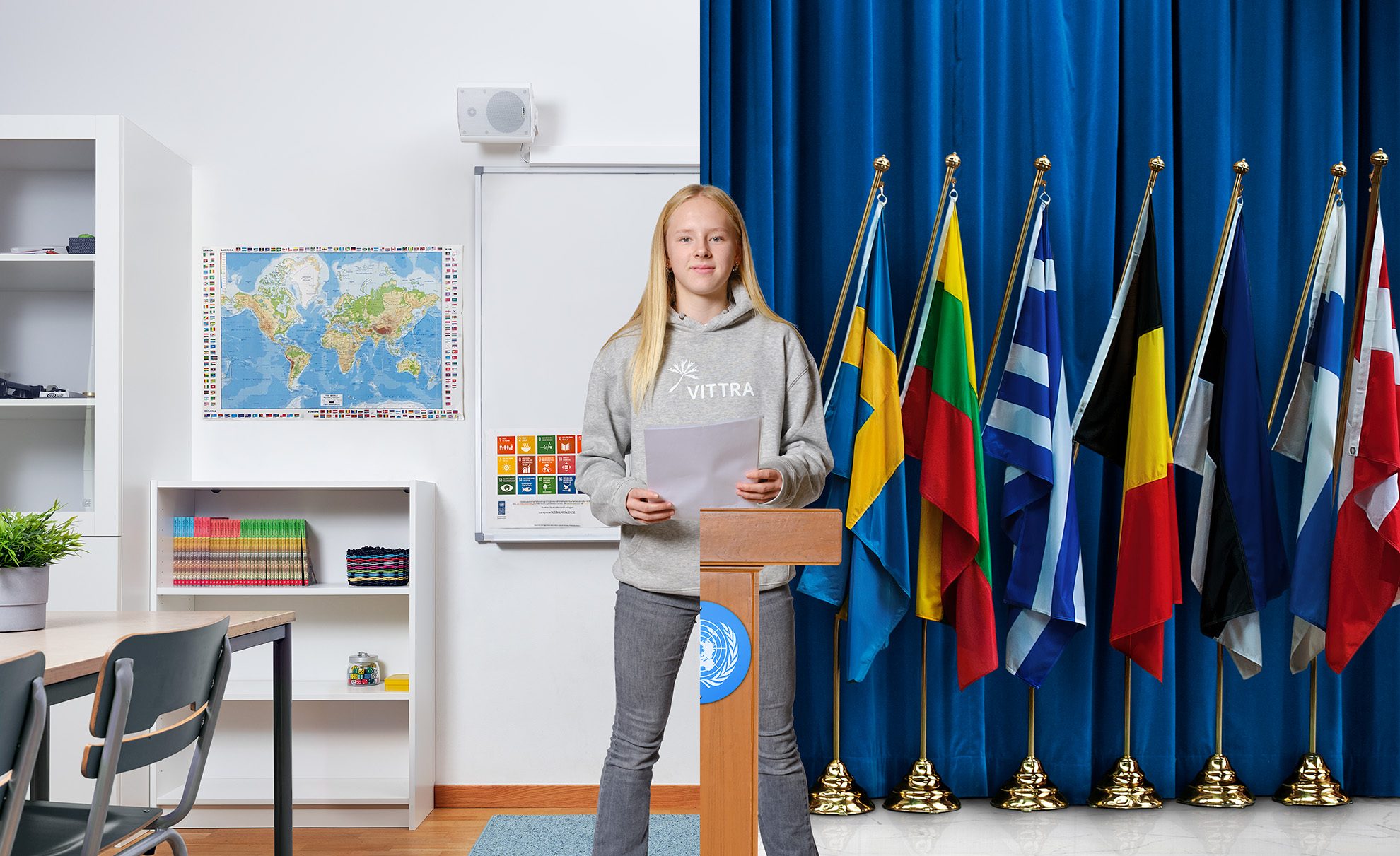 Splittbild där en elev står med ena benet i klassrummet och andra benet på en scen med flaggor bakom sig.