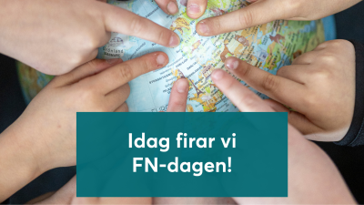 Barns fingrar pekar på en jordglob i traditionella blå/gröna färger. I en blå ruta står texten "Idag firar vi FN-dagen!".