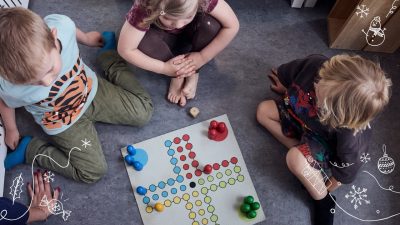 barn som spelar fia med knuff