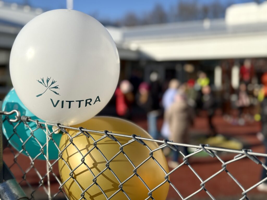 Ballonger med i guld, blått och en vit med texten "Vittra".