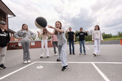 Elever spelar basket