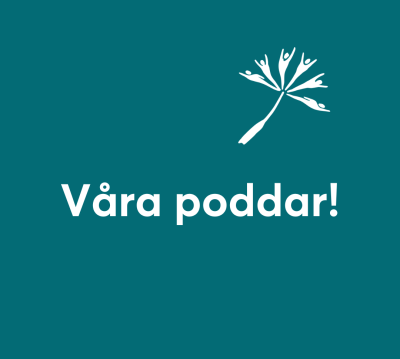 Text: "Våra poddar" på en blå bakgrund med vittas maskroslogga ovanför.