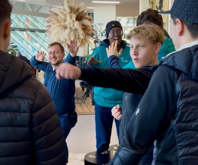 Dimitrij Aleshkov visar hur man står i Power Pose i 2 minuter innan en Pitch
