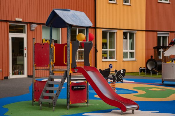 Rutschkana på lekplats på Vittra Samset.