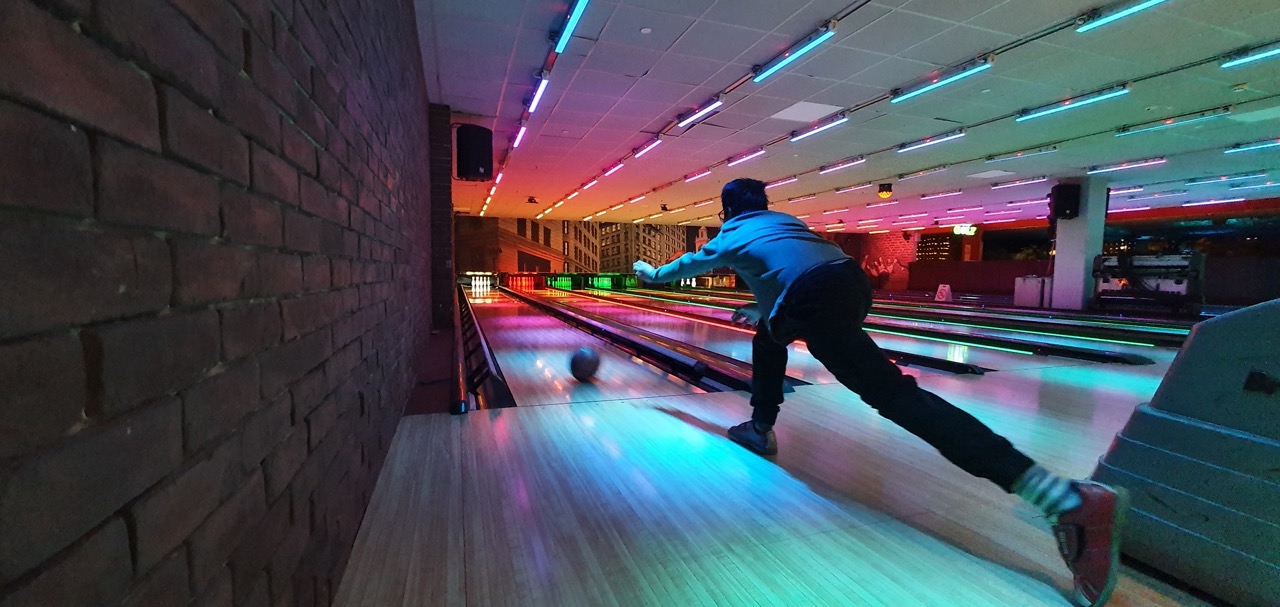 Barn spelar bowling