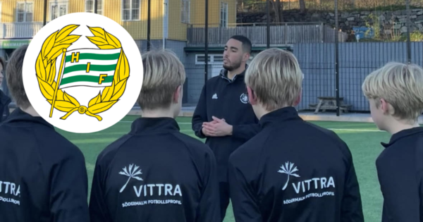 Bild från fotbollsträning med hammarbyloggan i.