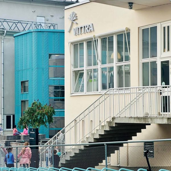 Vittra Telefonplans byggnader utifrån. Ett vitt hus och ett blått hus.