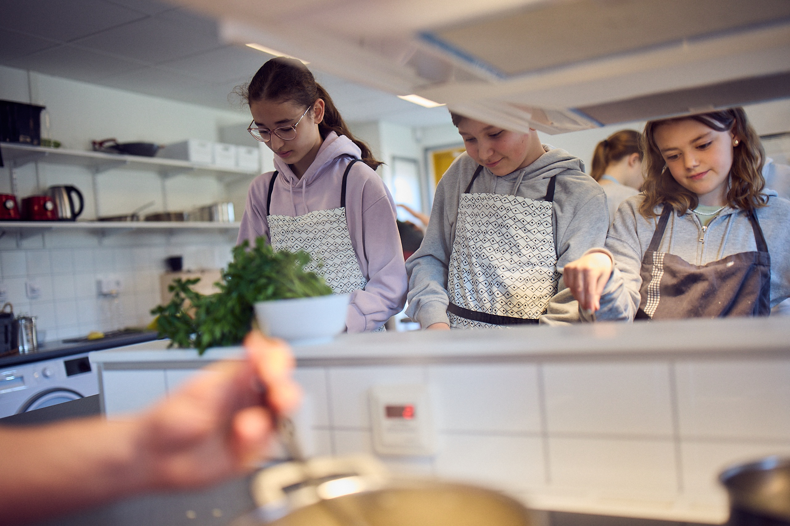 Tre elever på hemkunskapslektion