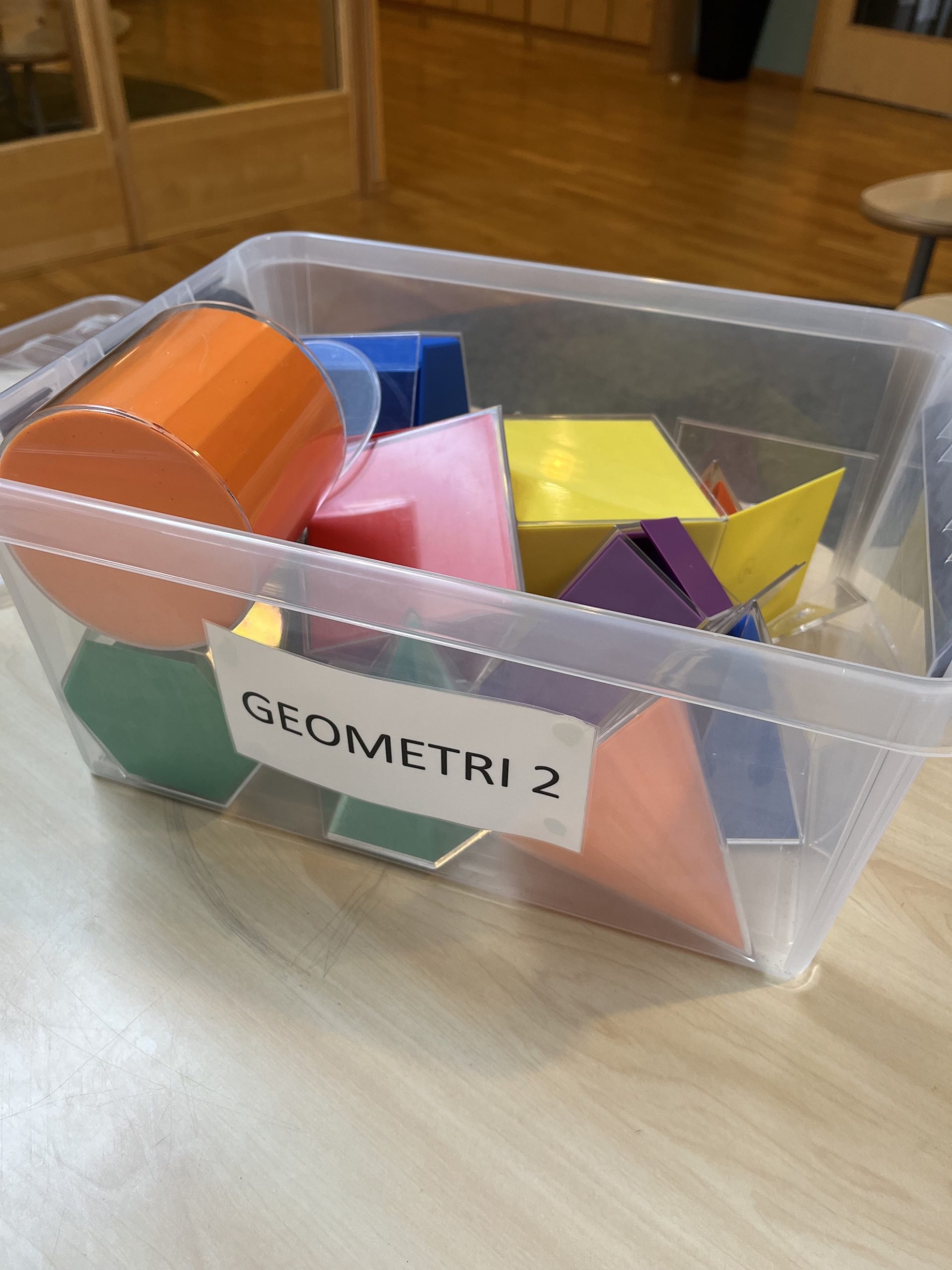 Mattelåda med geometriinnehåll