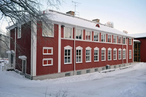 Vittra östertäljes skolbyggnad tagen utifrån i snölandskap