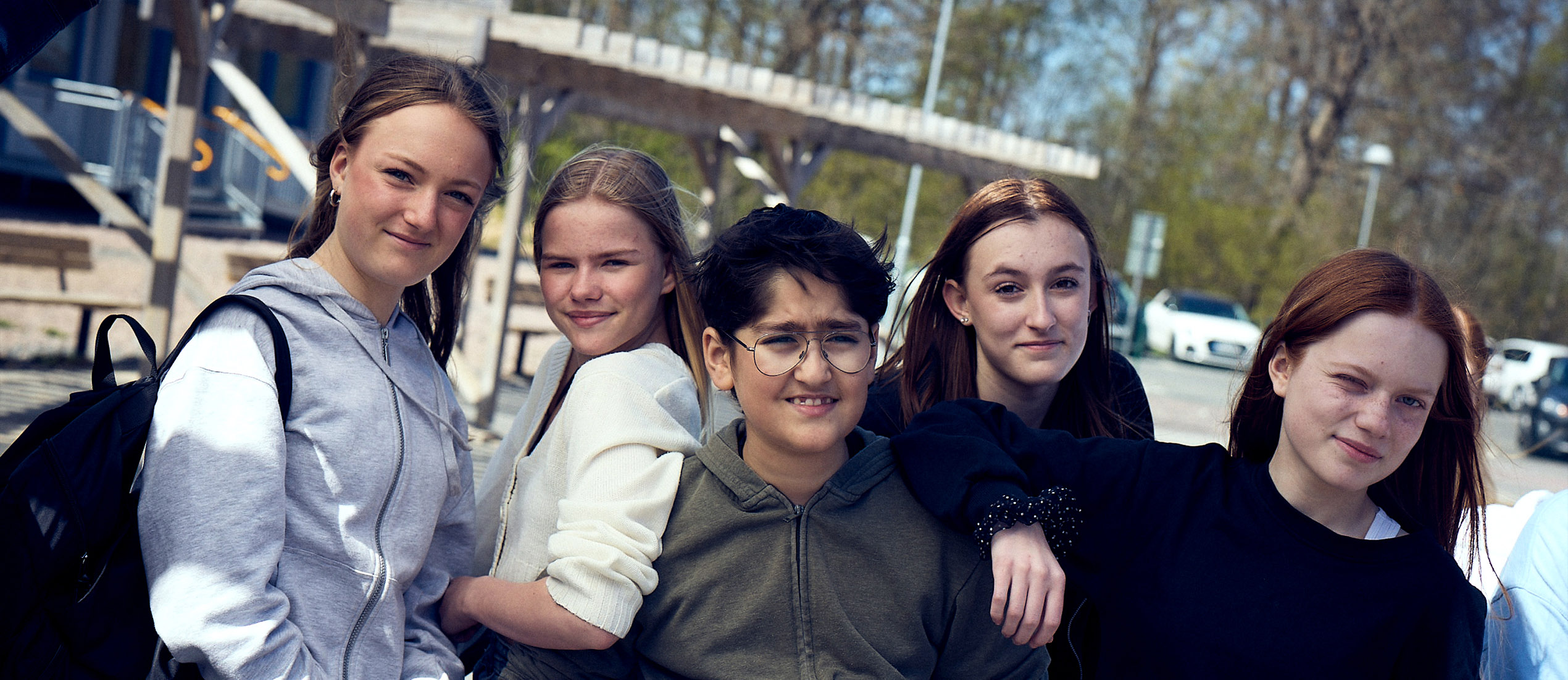 Fem högstadieelever hänger på skolgården på Vittra.