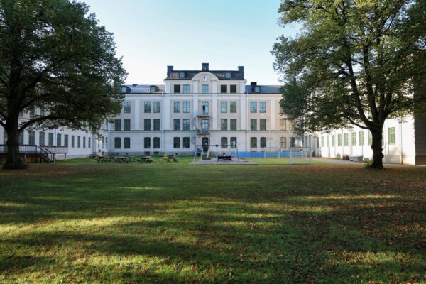 skolgård och skolbyggnad