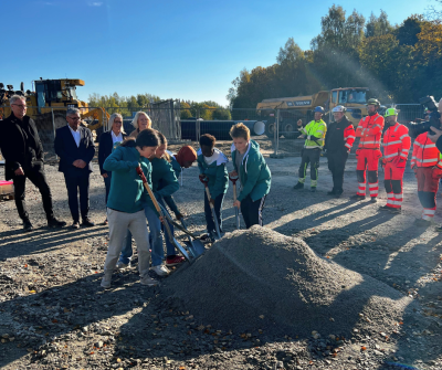 Eleverna tar första spadtagen i en stor hög