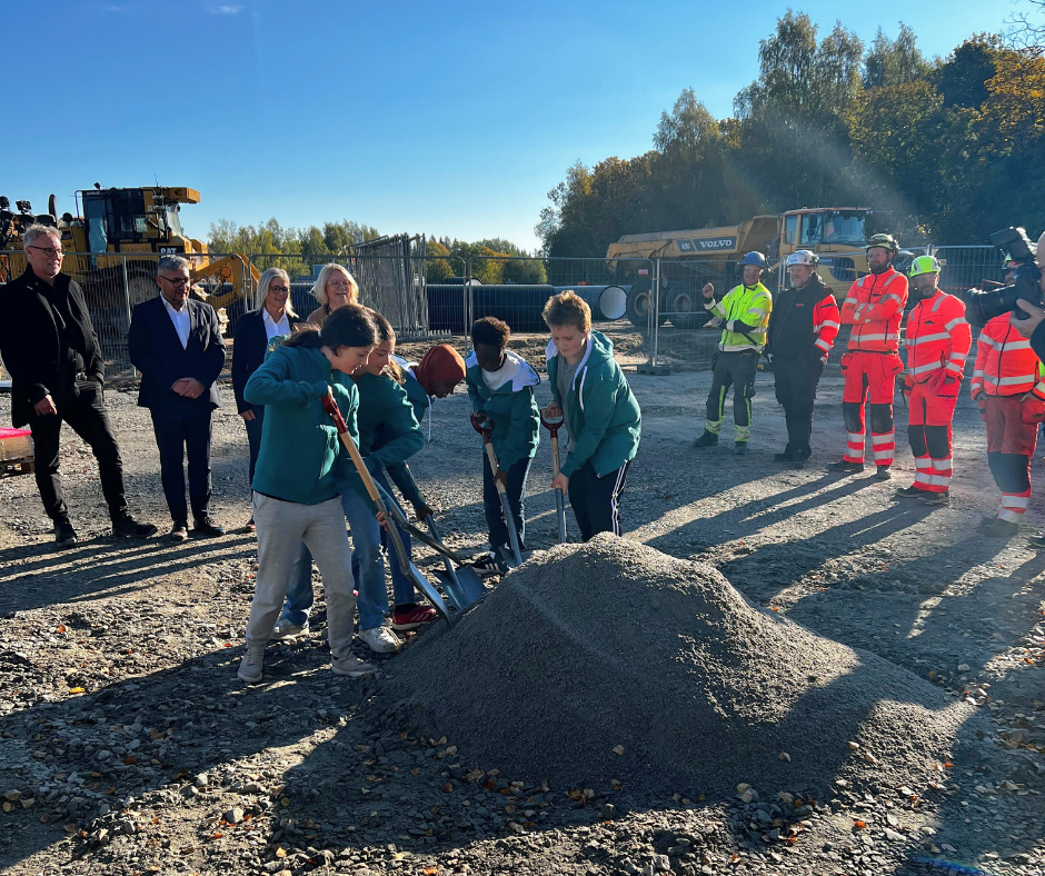 Eleverna tar första spadtagen i en stor hög