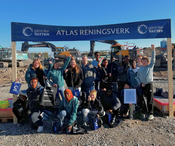 Eleverna står under skylten "atlas reningsverk"