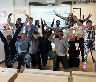 Elever från Vittra Gävle står i klassrum och hoppar.