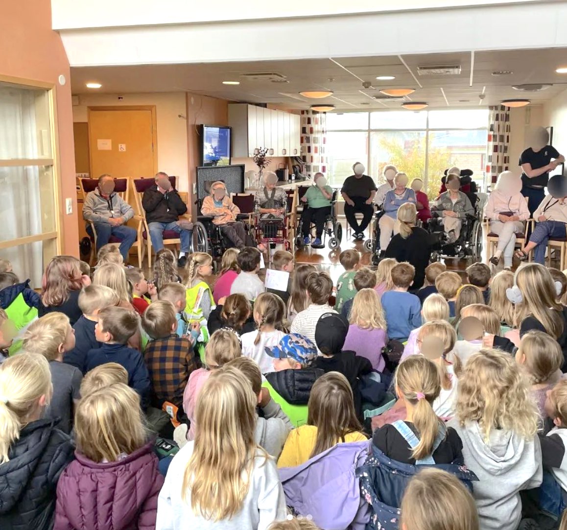 Ett hundratal av våra elever sjunger på äldreboendet