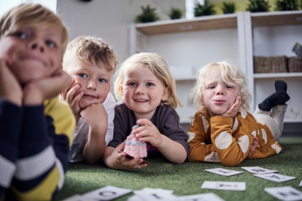 Barn som spelar kort.