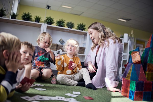 Elever och pedagog som leker.