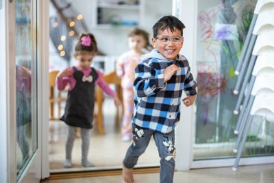 Pojke springer på förskolan.