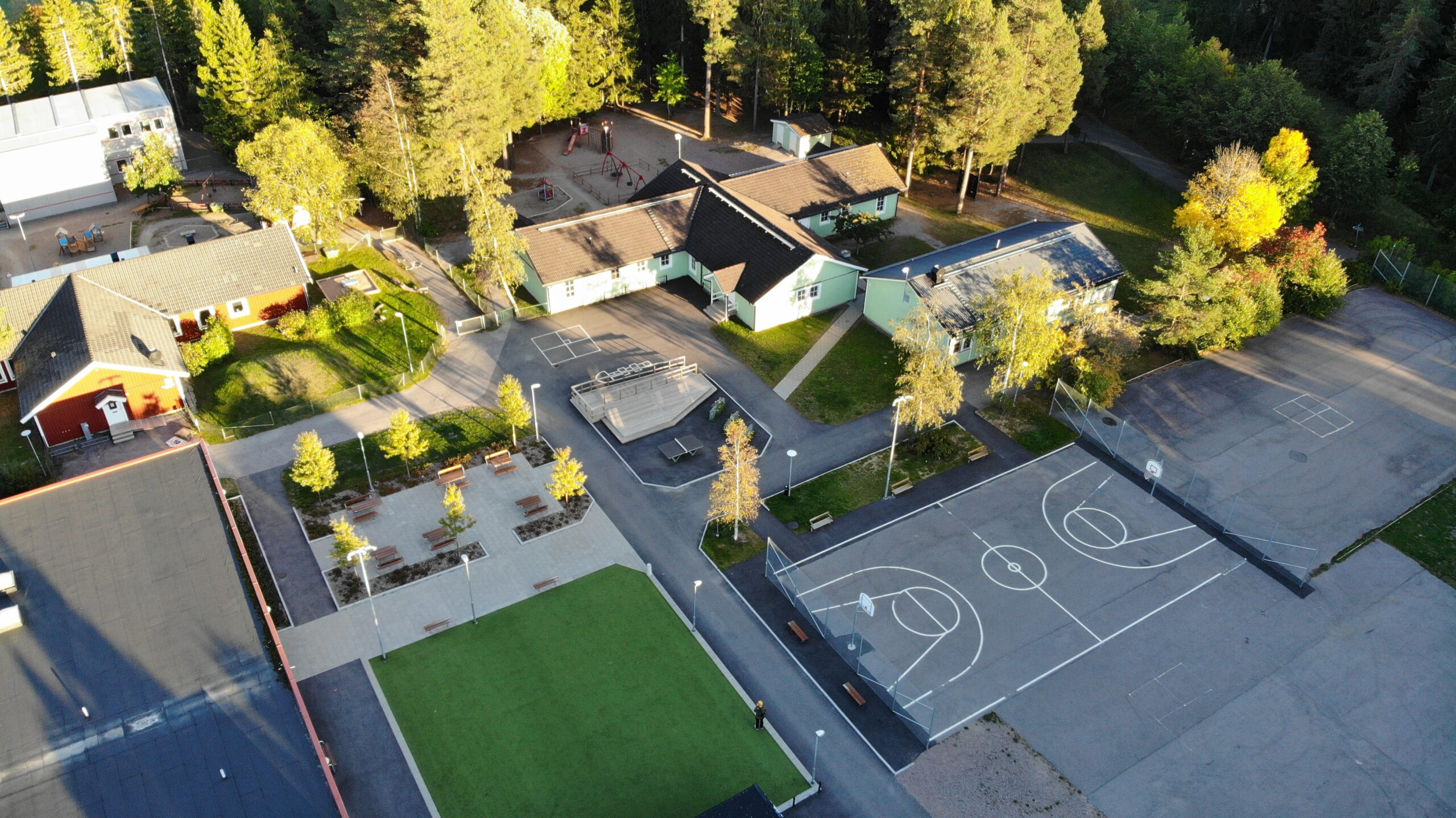 En foto taget ovanifrån på Vittra Gävles skolgård.