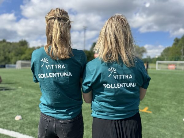 två lärare med ryggen mot kameran