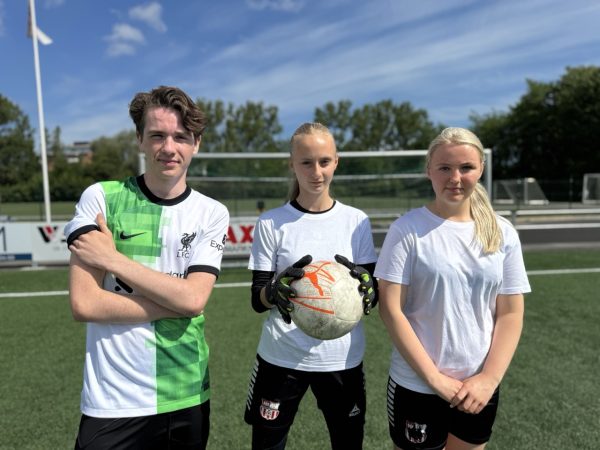 tre elever iklädda vitt matchställ