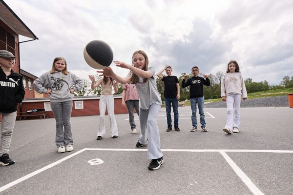 Elever spelar basket