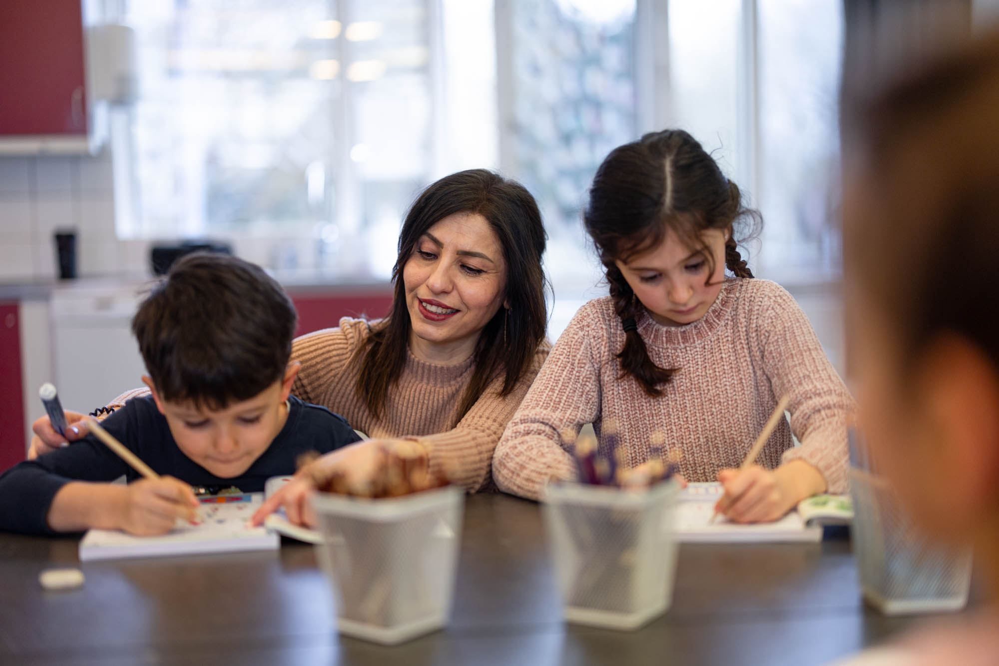 Elever och lärare skriver tillsammans.