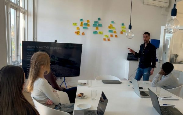 Eleverna i Think City och Kristoffer Rahr kartlägger insikter på Yovinn Designbyrå