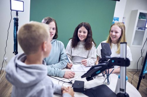 Fyra elever sitter och utforskar medieskapande genom Vittras "Redaktionen"