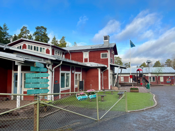 Vittra Rösjötorps röda lokaler utifrån.