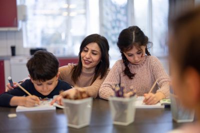 Elever och lärare som skriver och läser.