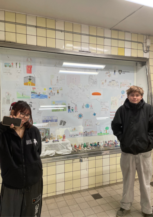 Elever står framför utställningen på tunnelbanestationen