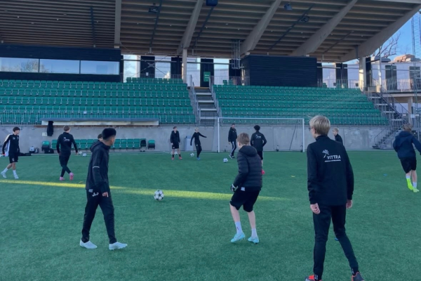 elever spelar fotboll