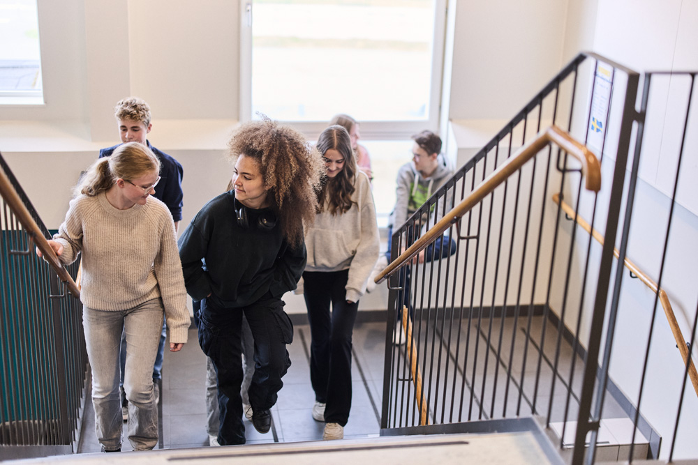 elever går i trappa