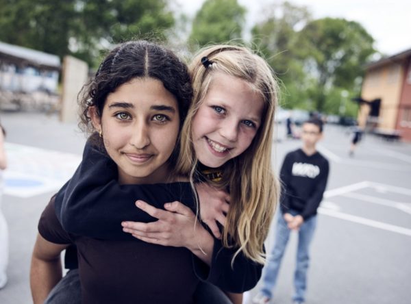 Elever som ler mot kameran.