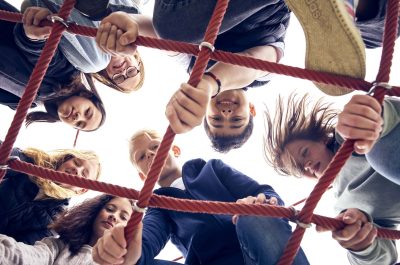 Elever som leker ute.