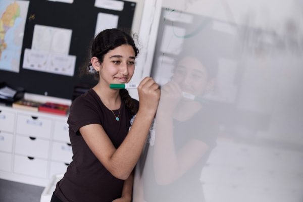 Elev som skriver på tavlan.