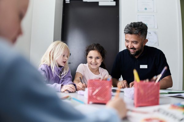 Elever och lärare som skriver.