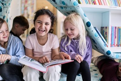 Barn som läser tillsammans.