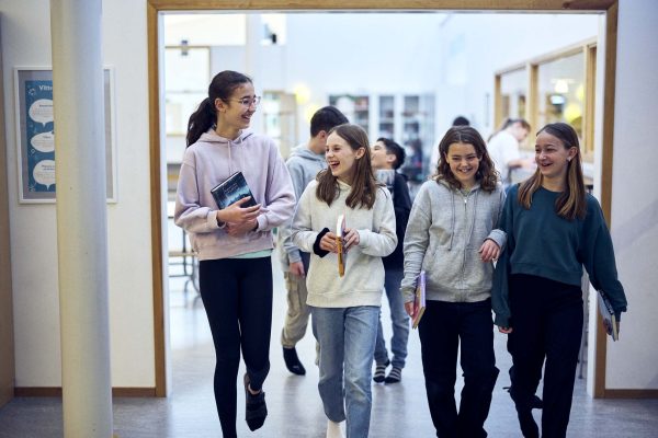 Sex glada elever går i Vittras korridorer